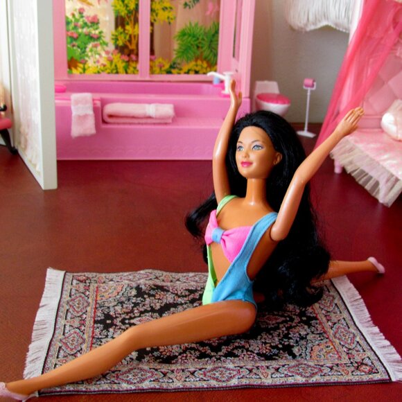 TAN BARBIE, LOVELY BLACK HAIR, CUTOUT SWIMSUIT, JUMPSUIT, BLOUSE 1980 BEACH DOLL - Picture 5 of 9